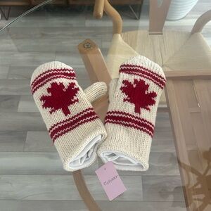 NWT Wool Canada Red Maple Leaf Design Mitts